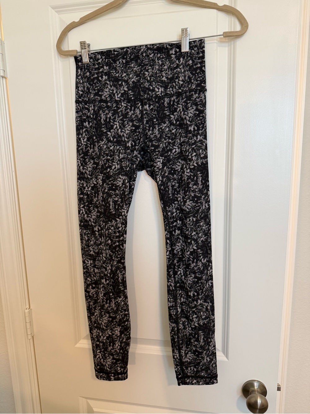 Lululemon Black & Gray Printed Leggings 25 inch